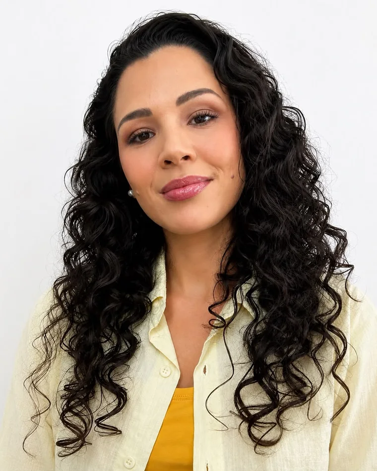 Retrato de Viviane Bastos, de camisa clara, em estúdio